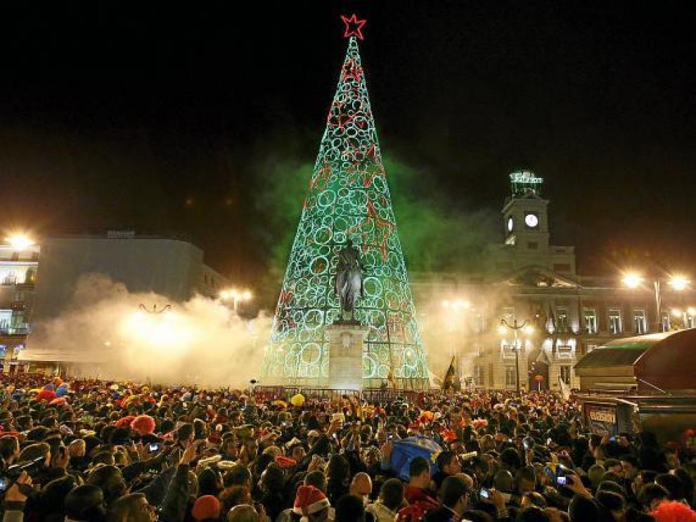 Miles de personas celebraron el fin de año en la Puerta del Sol de Madrid.
