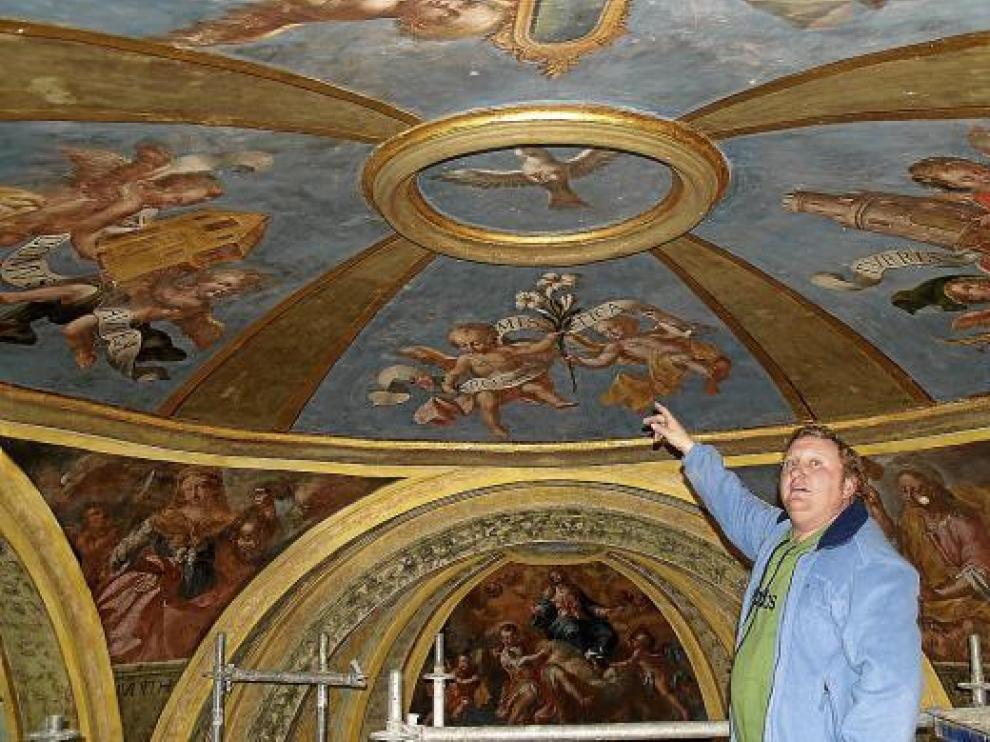 El presidente del patronato de la cofradía, junto a las pinturas restauradas en la cúpula del camarín.