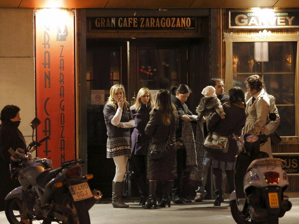 Los fumadores a las puertas de los bares, como en este de la plaza de España zaragozana, ya son parte del paisaje ciudadano