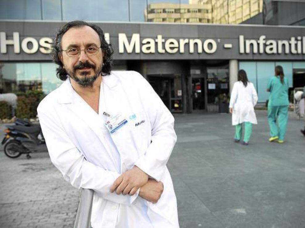 Santiago Yus, ayer en la puerta del hospital de La Paz, en Madrid.