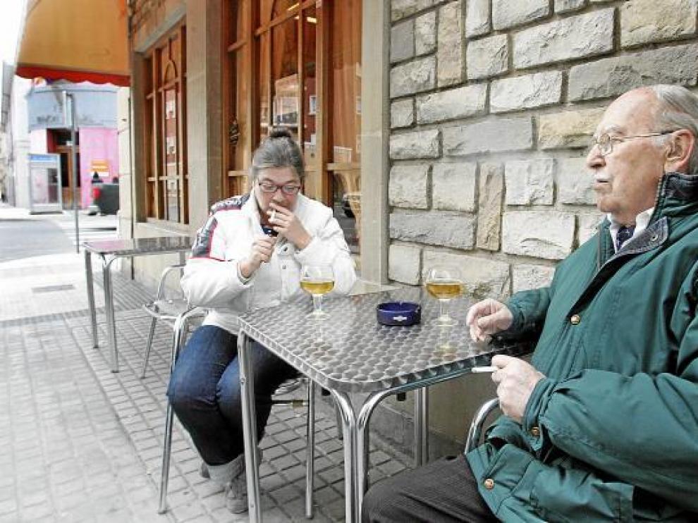 Fumadores en la terraza de un bar