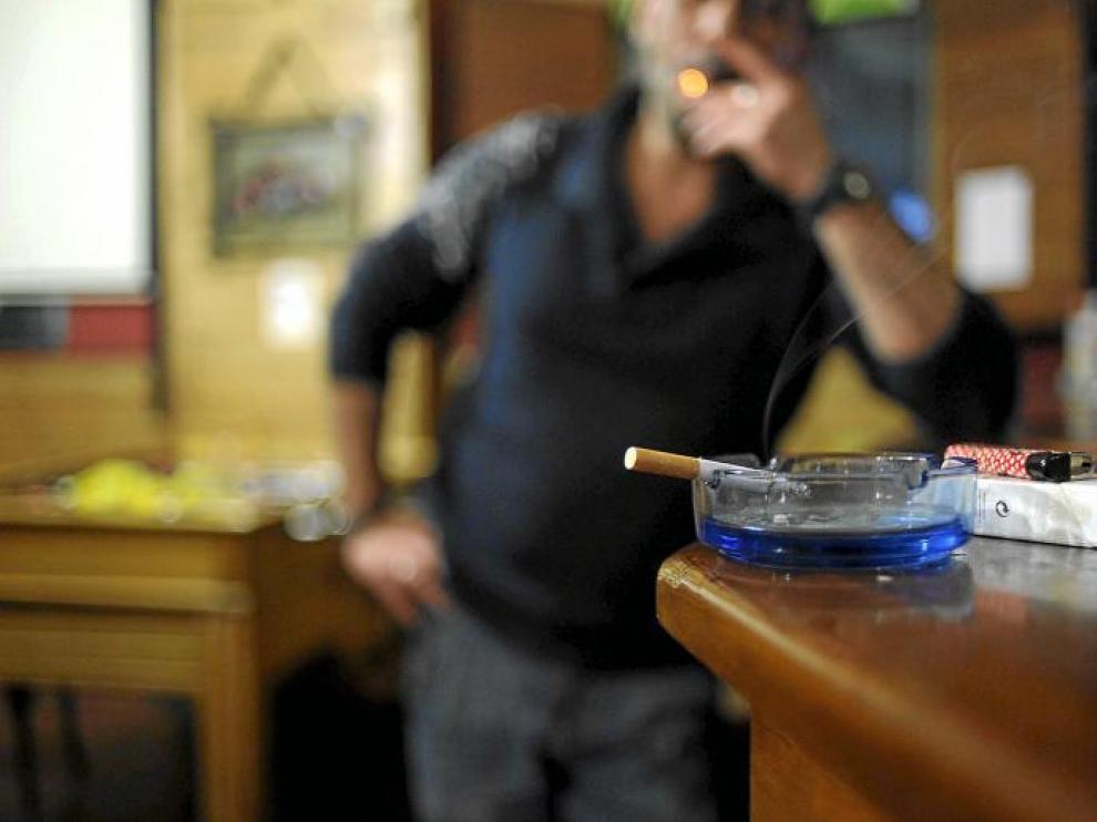 Imagen de una persona fumando