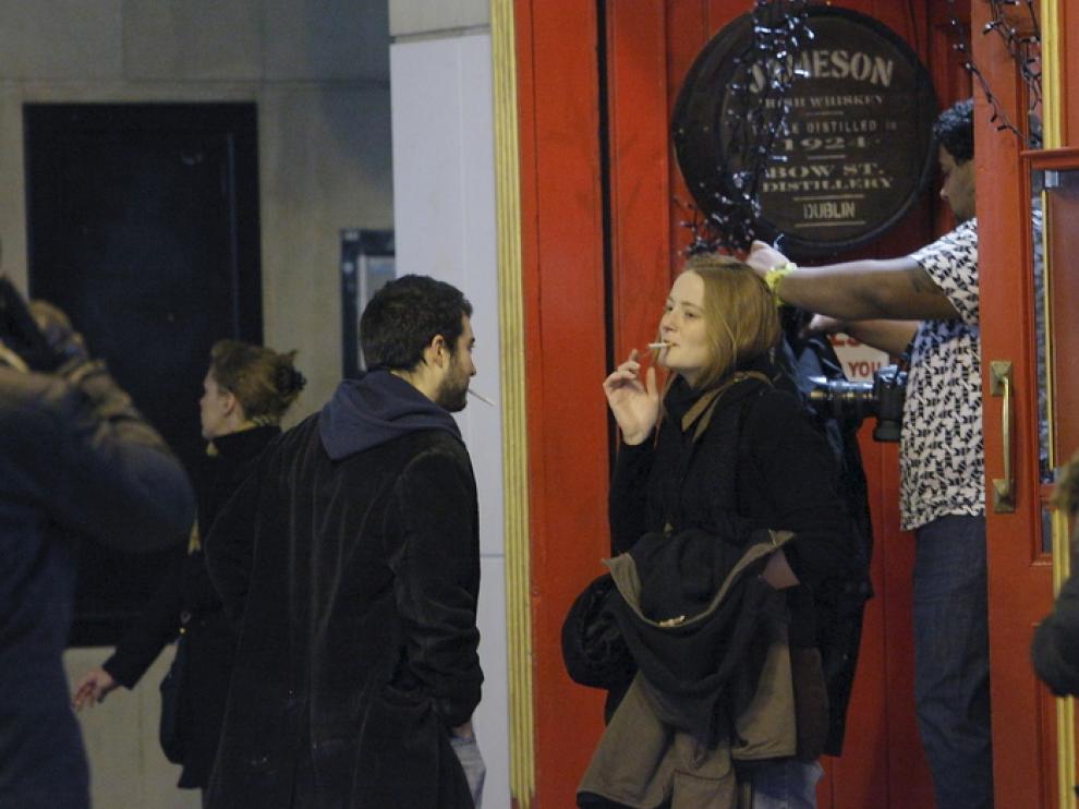 Fumadores a la puerta de un bar en Zaragoza.