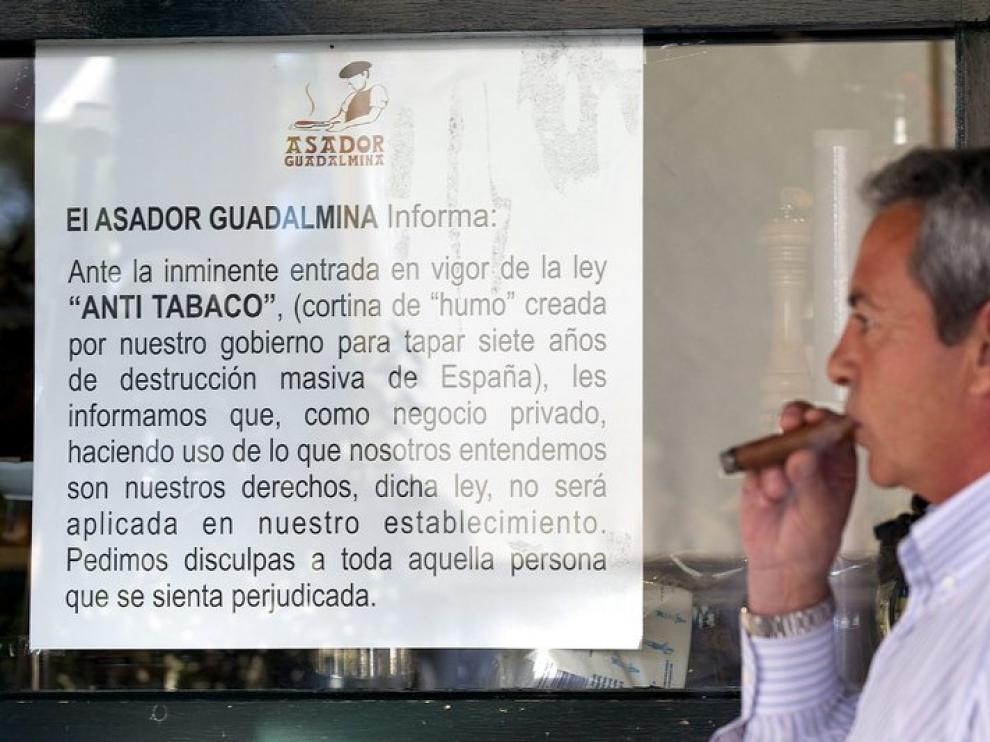 Carteles en el asador de Marbella que permite fumar