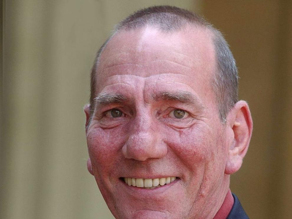 Pete Postlethwaite, tras recibir una distinción en el Palacio de Buckingham, en 2004