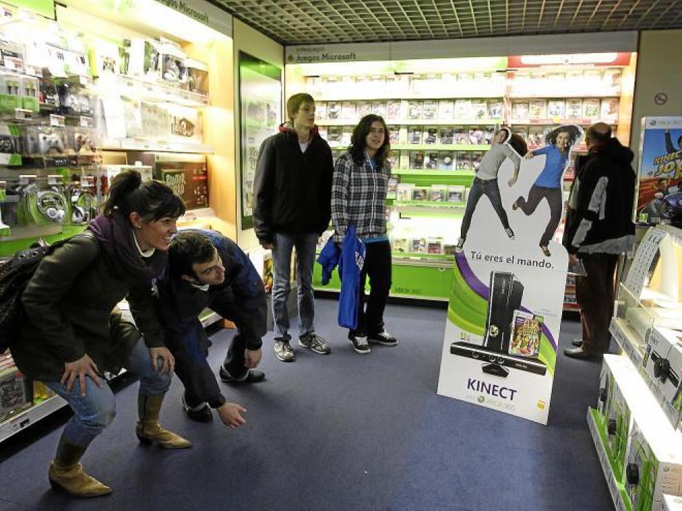 Miguel Martínez y Mónica Arruebo probaron ayer en Fnac un nuevo dispositivo de XBox, en el que no se necesita mando.