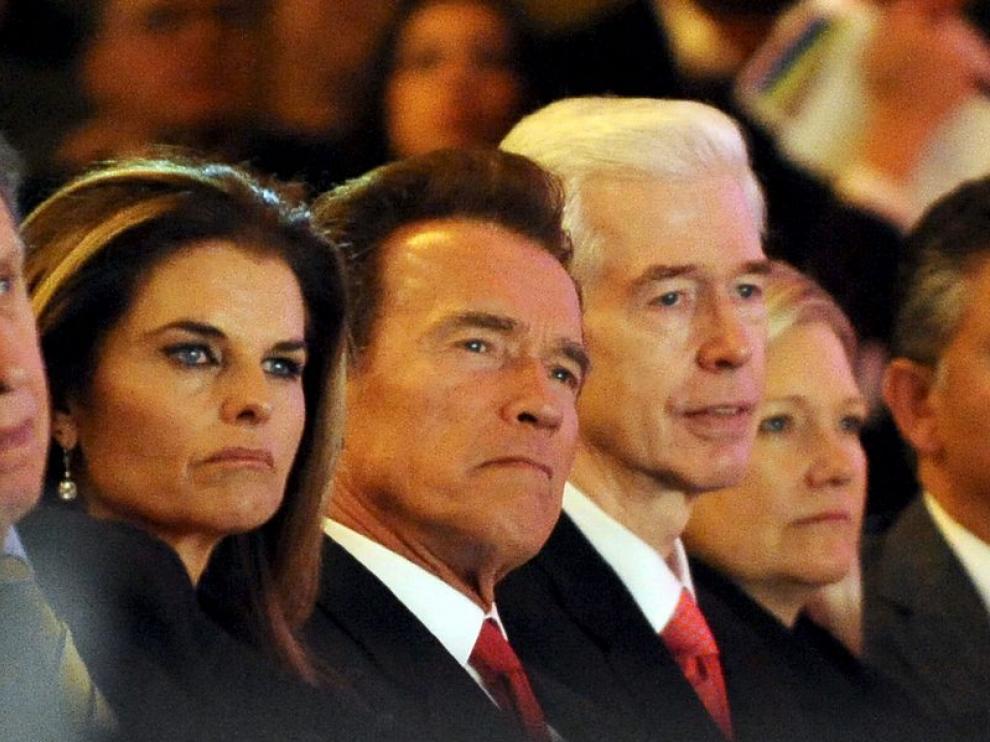Arnold Schwarzenegger, junto a su esposa, Maria Shriver, escucha el discurso del nuevo gobernador de California, Edmund G. Brown jr