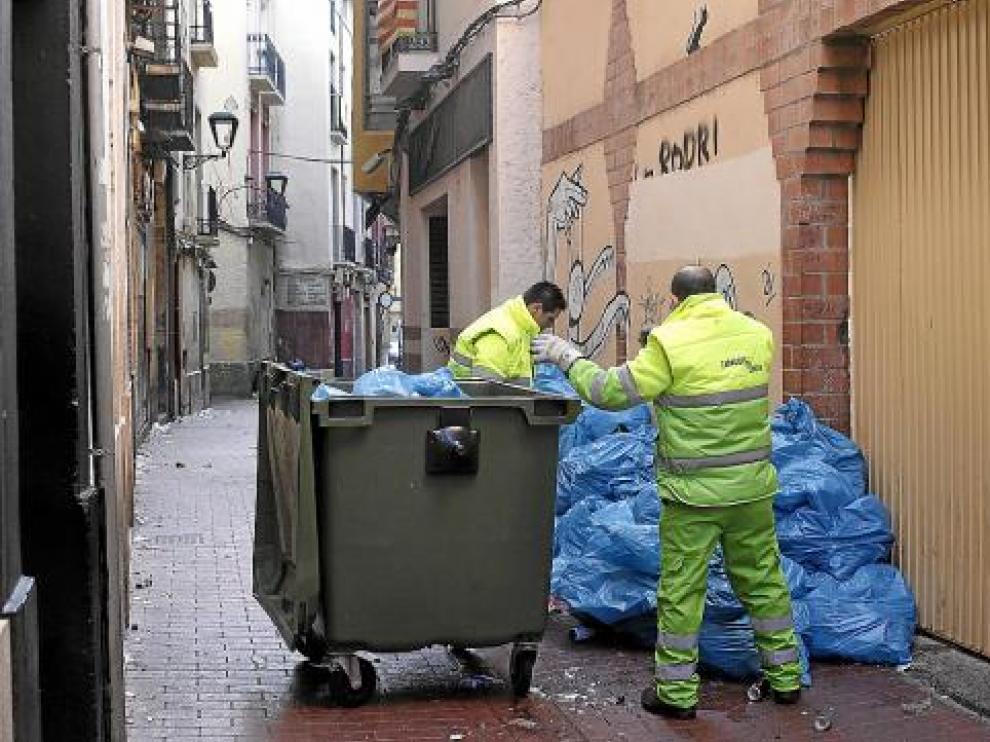 Operarios de FCC recogen la basura