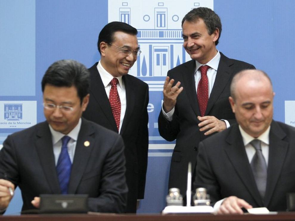 Sebastián (d), en presencia del presidente del Gobierno español (2d) y el viceprimer ministro chino, Li Keqiang (2i)