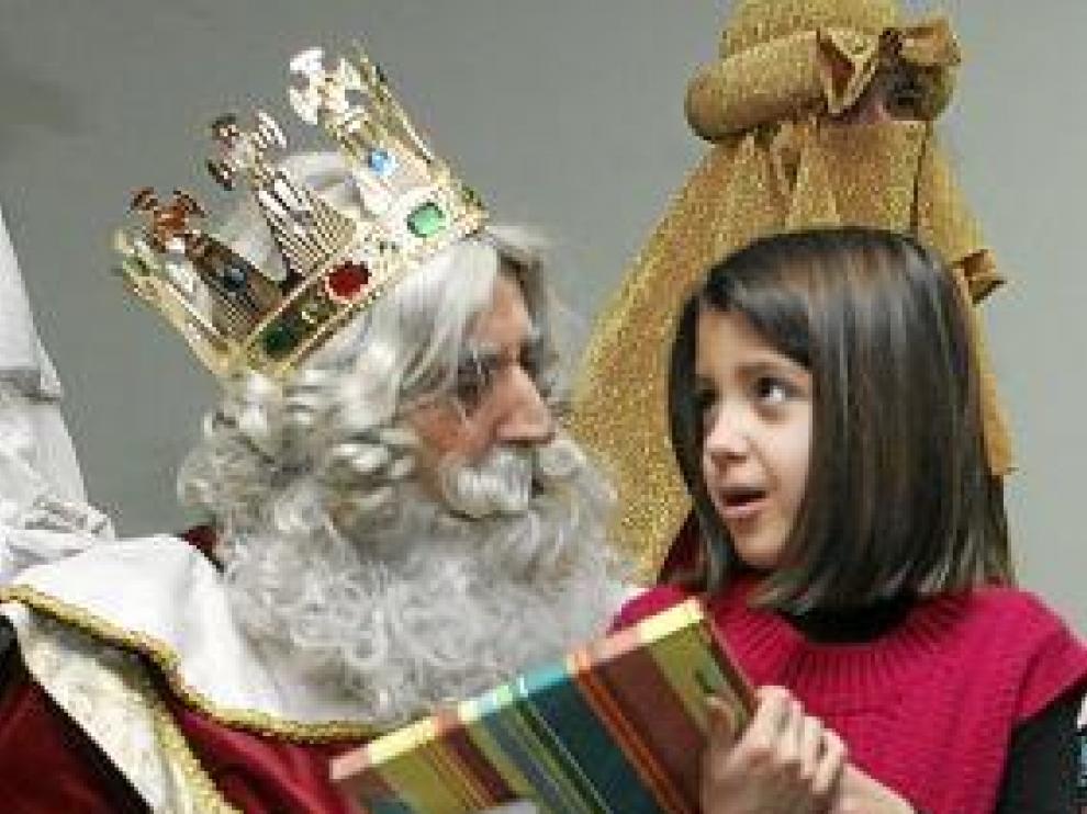 Melchor entrega un regalo a una niña, en una imagen de archivo