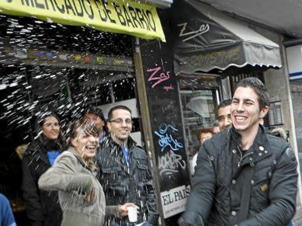 Varios jóvenes celebran su suerte con champán, en Madrid.