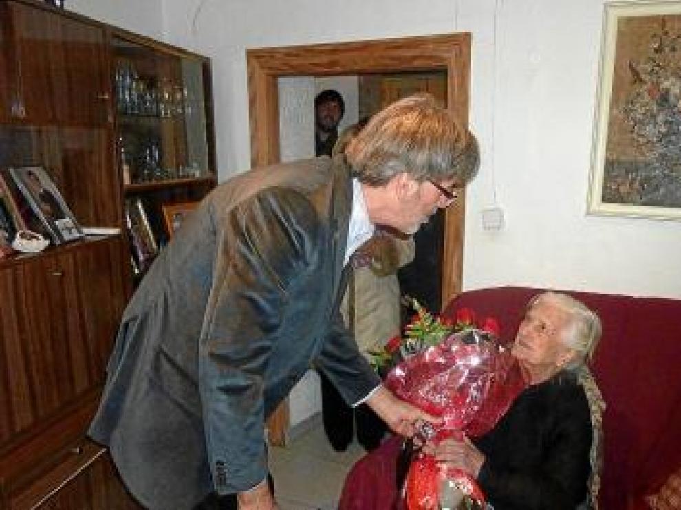 El alcalde, Salvador Plana, regaló a Josefa Tomás un ramo de flores.