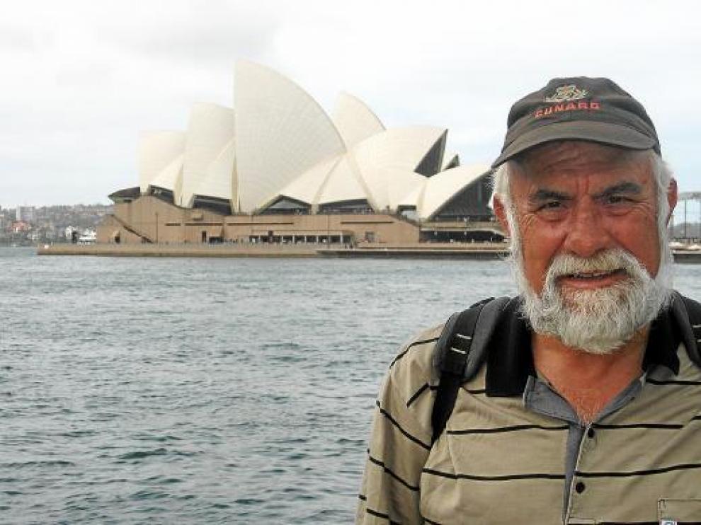 Tomás Navarro, delante de la Ópera de Sidney, Australia.