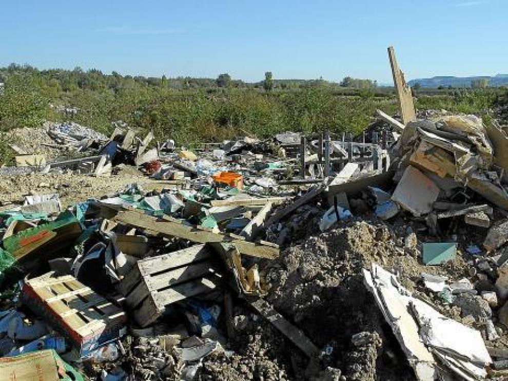 El vertedero, según denuncian los Ecologistas, se encuentra en una zona protegida.