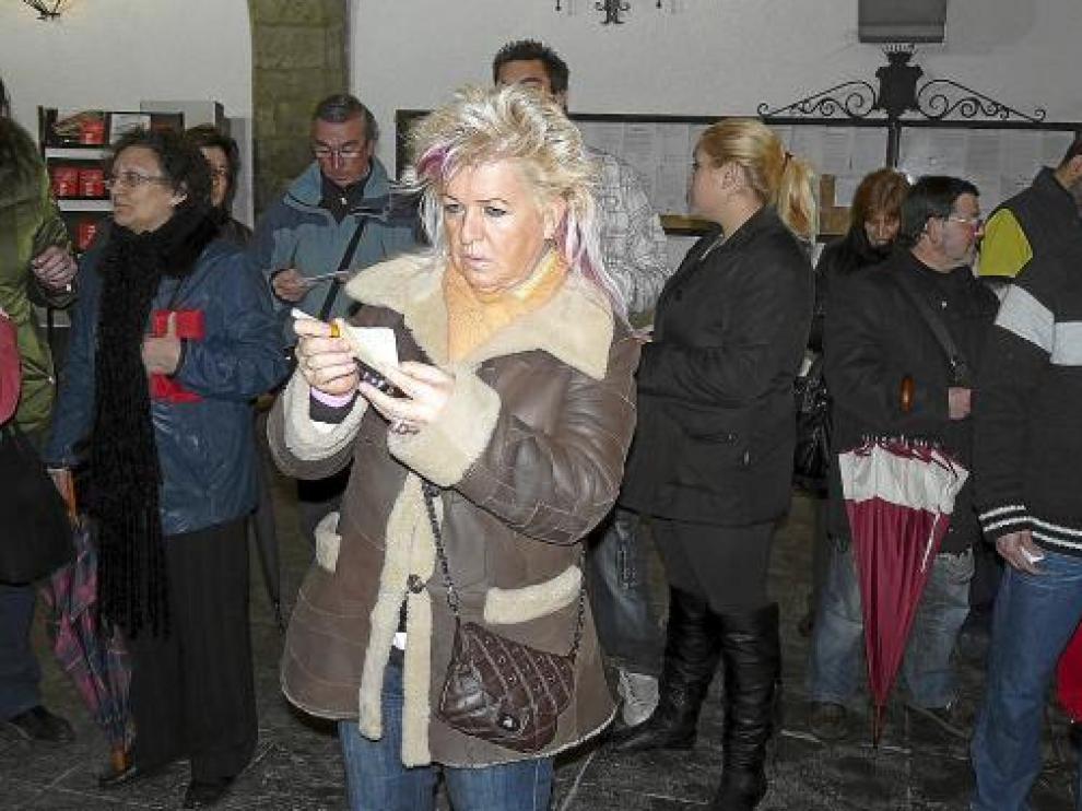 Numeroso público acudió al sorteo para comprobar si le había tocado un premio.