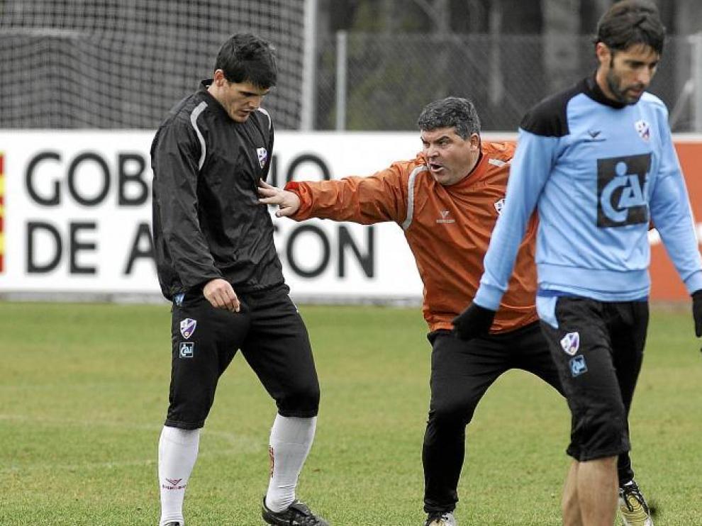 Onésimo Sánchez da instrucciones a sus jugadores durante el entrenamiento de ayer en el IES Pirámide.