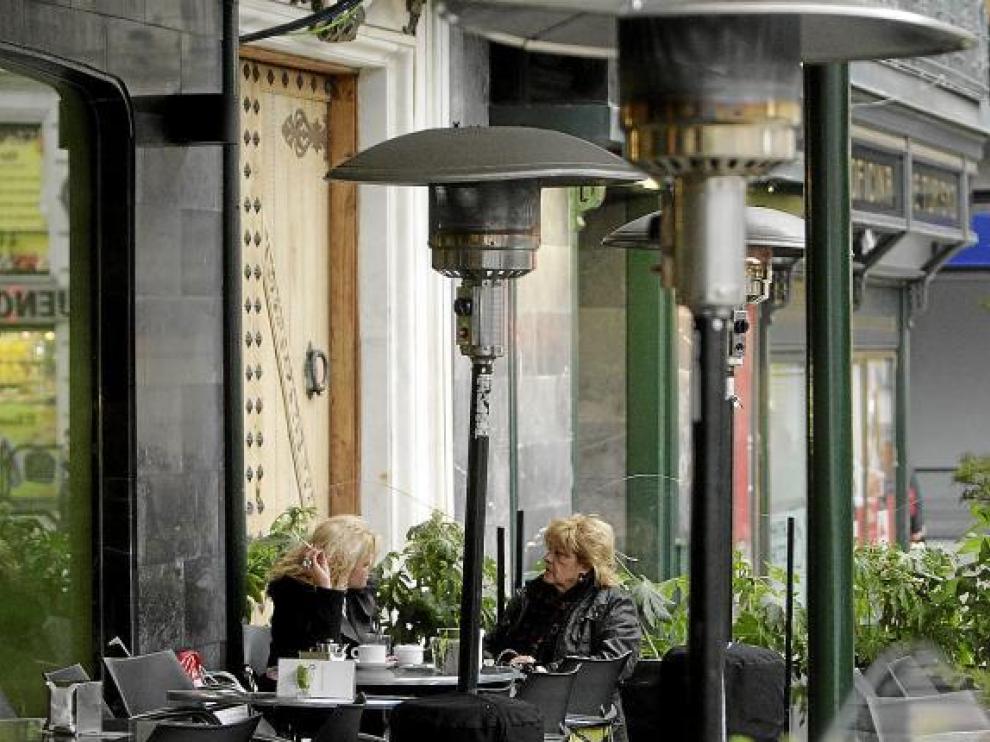 La terraza del Cuarto Espacio, en la plaza de España, se ha poblado de estufas.