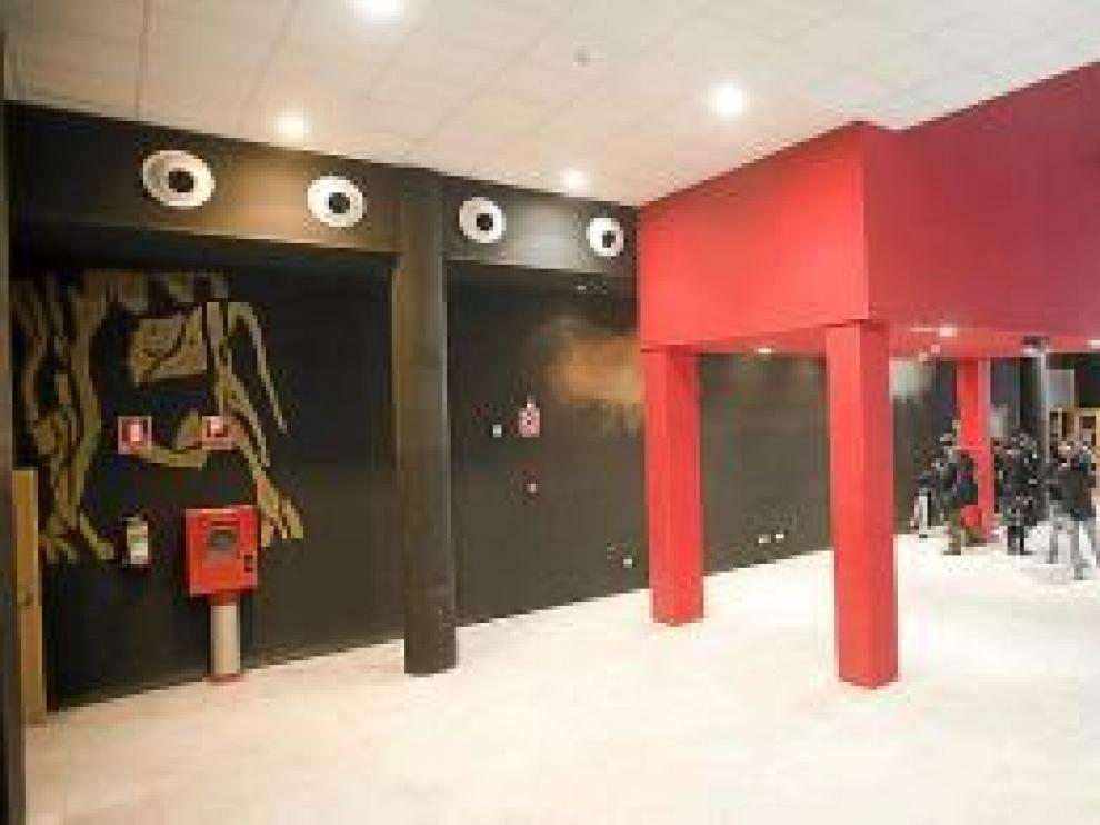 El consejero Jerónimo Blasco (izquierda) y el arquitecto Javier Gallardo, en la sala del teatro del centro cívico Esquinas del Psiquiátrico.
