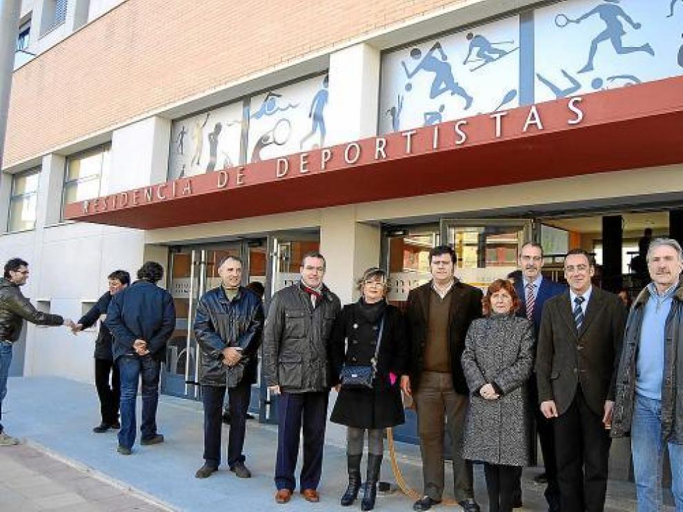 Foto de autoridades el día en que se inauguró la nueva residencia para deportistas de Monzón.