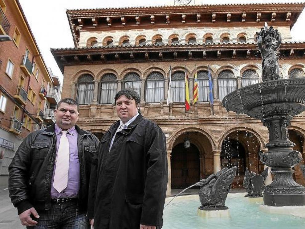 El cabeza de lista del Pirum, Daniel Ardelean (dcha.) y Traian Pop, su número dos, ayer en la antigua casa consistorial de Cariñena.