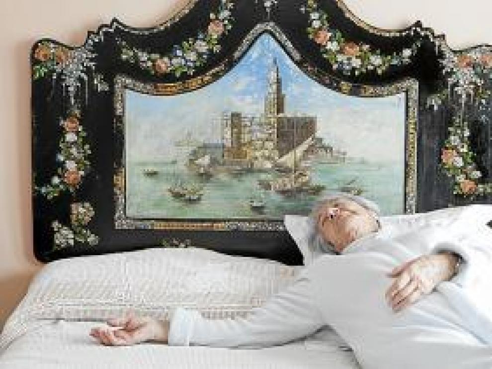 Balaguer, fotografiada tendida en su cama.
