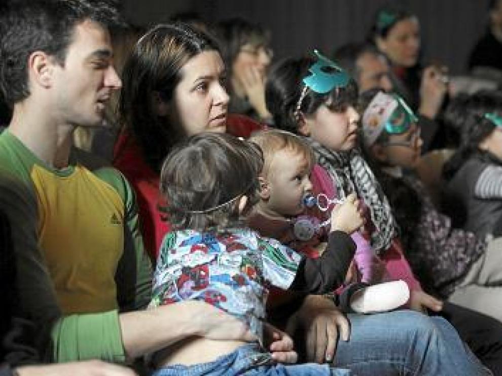 Niños y adultos, atentos a la participación de los artistas.