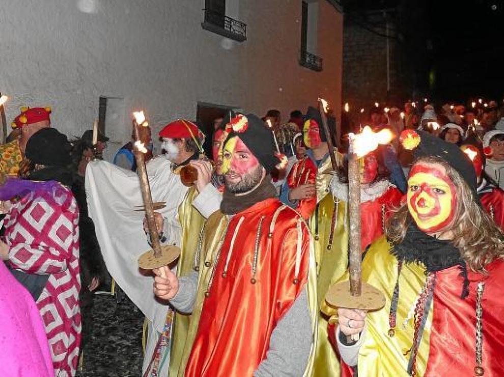 Los participantes recorrieron el pueblo disfrazados y con antorchas en mano buscando al rey.