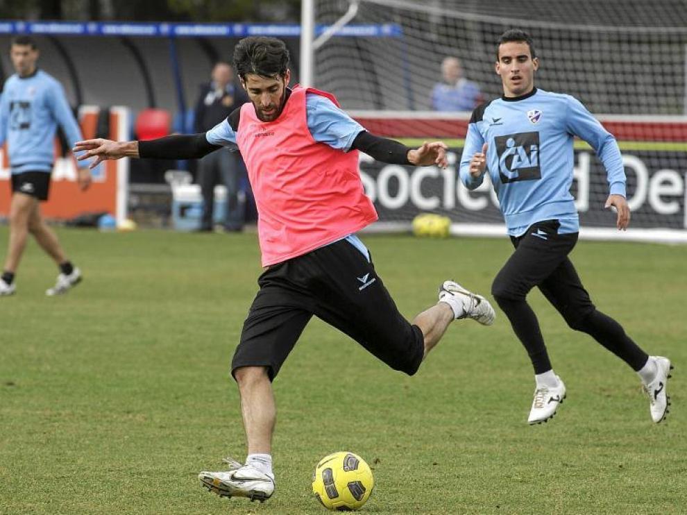 David Bauzá se dispone a chutar ante la mirada de Jokin Esparza durante el entrenamiento de ayer por la mañana en el Pirámide.