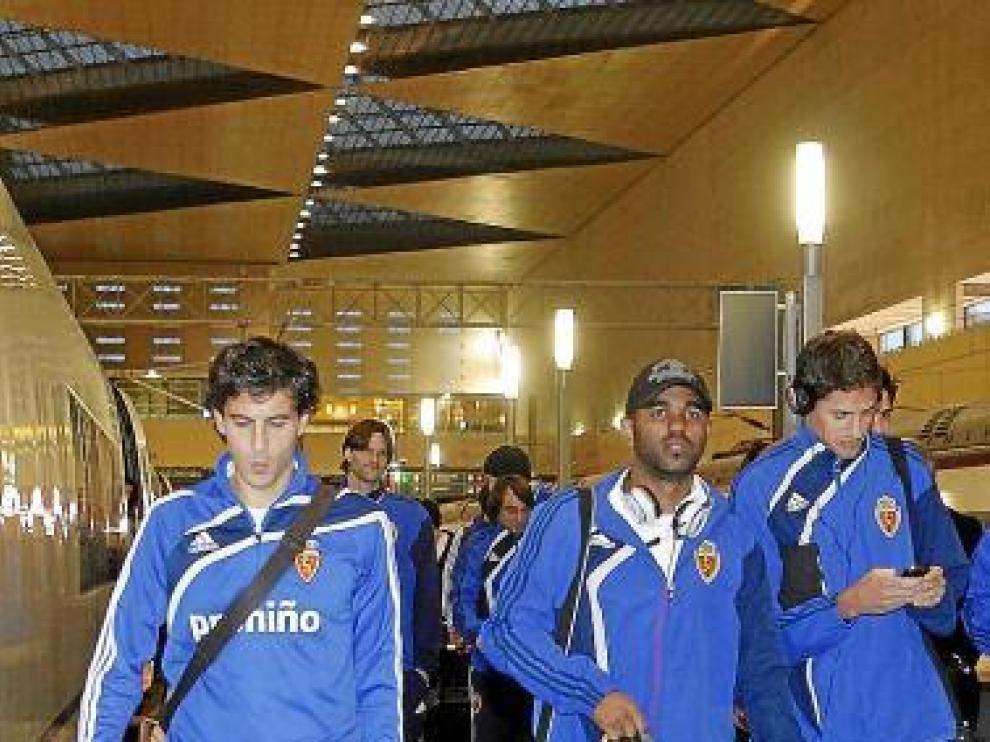Los jugadores del Real Zaragoza, ayer en la estación de Delicias.