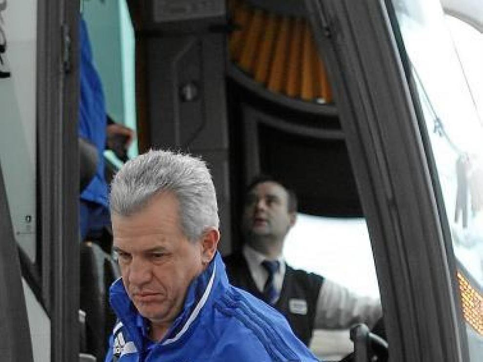 Aguirre ayer, bajando del autocar en el inicio del viaje a Barcelona.