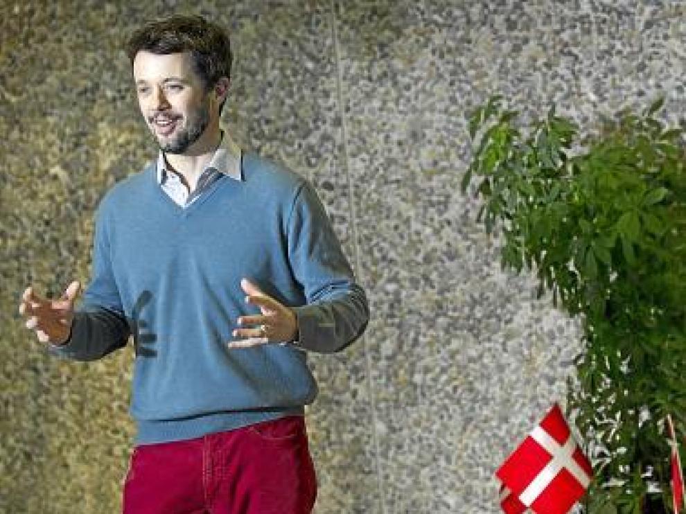 Federico de Dinamarca, indicando el tamaño de los bebés.