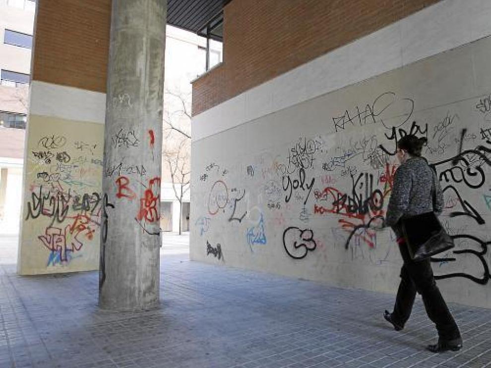 La plaza de País Vasco es una de las más castigadas por los grafitis en el paseo de las Autonomías.