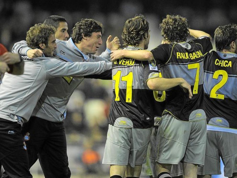Los jugadores del Espanyol celebran un gol con los suplentes, el pasado domingo en el estadio de Mestalla.