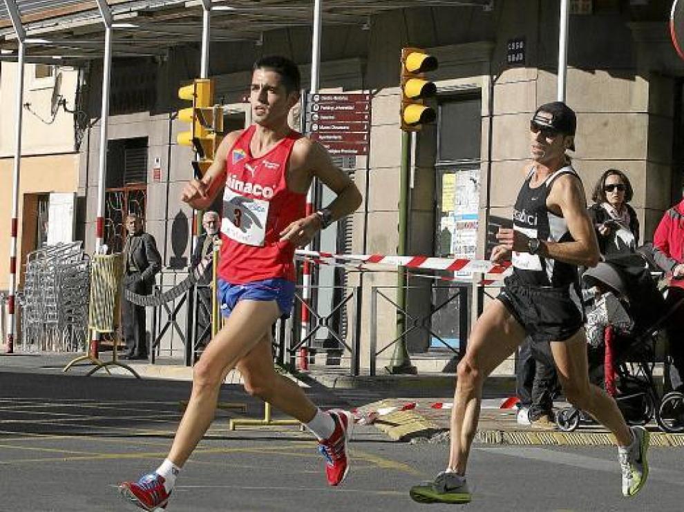 Javier Mariño, liderando el Medio Maratón de Huesca, el pasado mes de octubre.