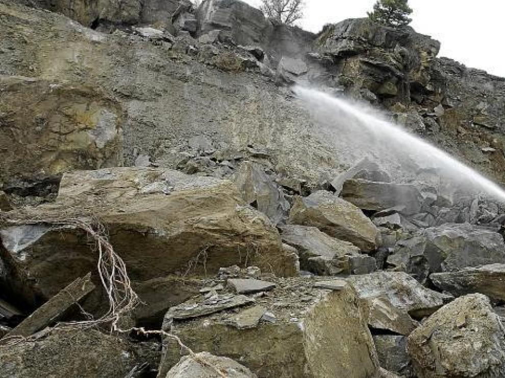 Un desprendimiento de rocas corta Monrepós casi 8 horas en pleno puente festivo