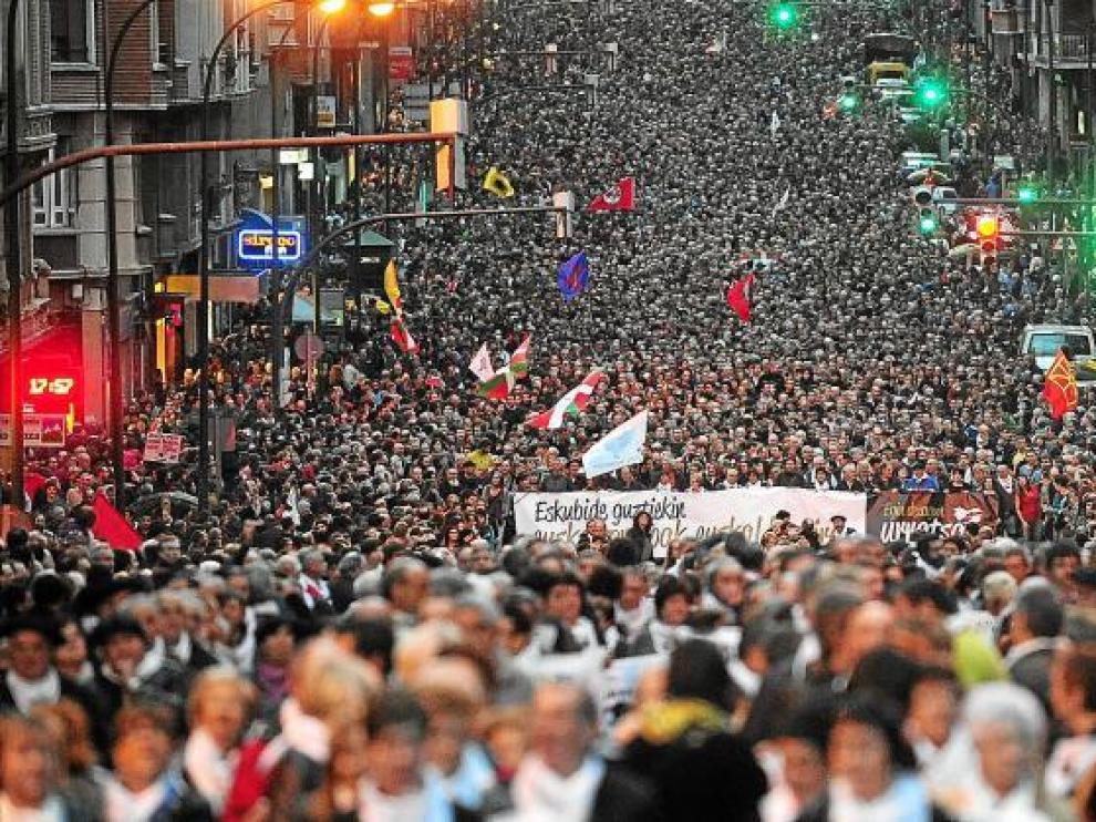 Miles de personas, durante la manifestación celebrada ayer en Bilbao a favor de los presos de ETA.