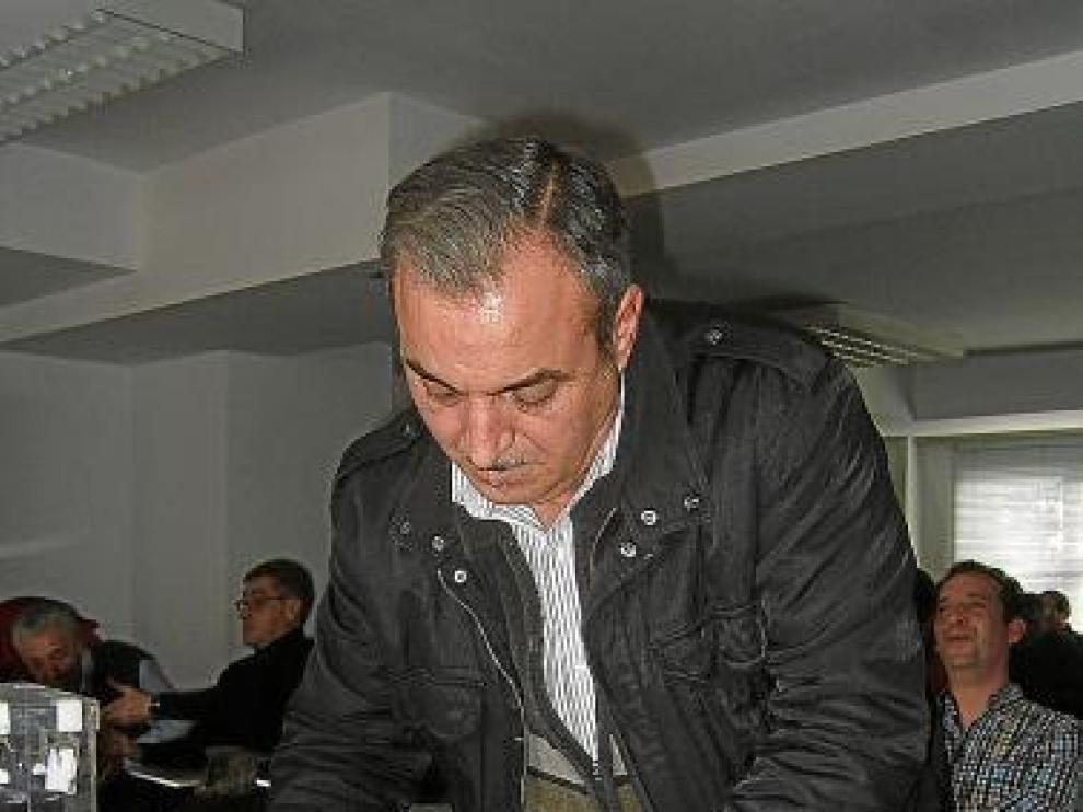 Norberto Royo firma el acta.