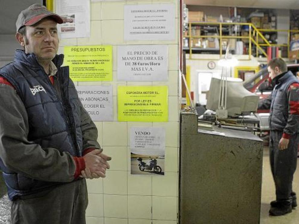 Javier Alfonso Castillón en su taller, Esponer Motor, sufre la crisis que atraviesa el sector.