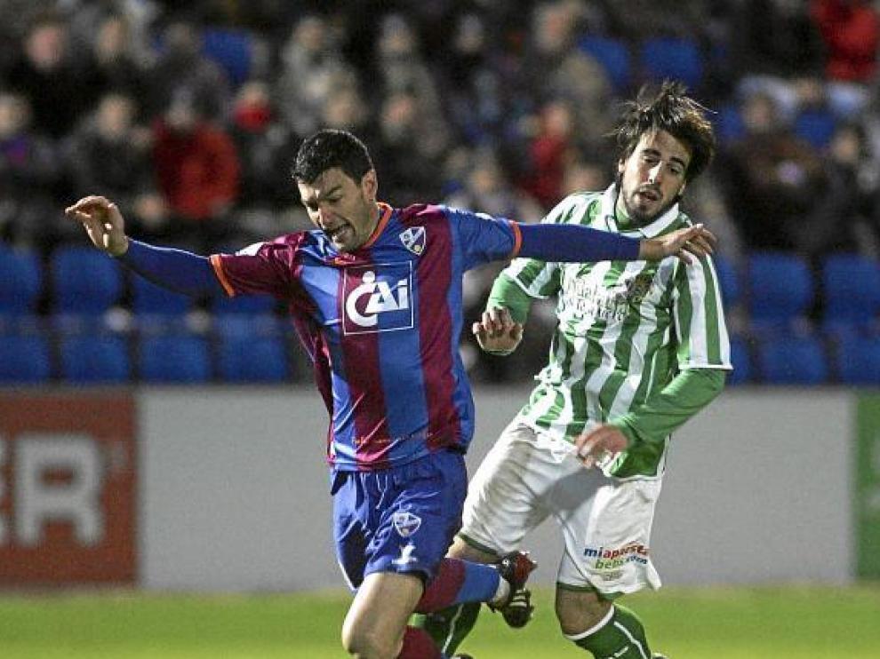 El central Sebas Corona sufre la tarascada de Beñat.