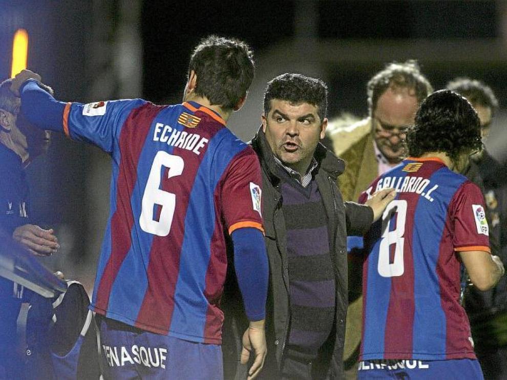 Onésimo Sánchez se dirige a Echaide y Gallardo poco antes de que ambos futbolistas saltasen al terreno de juego.