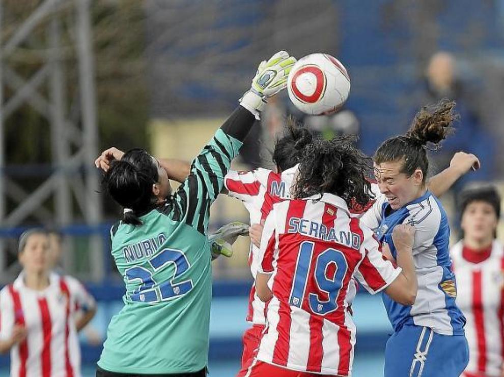 La portera del Atlético de Madrid despeja.