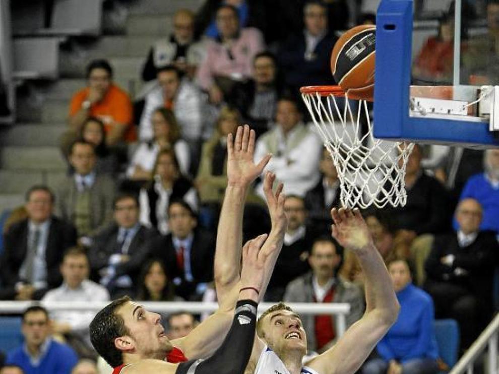 Pablo Aguilar salta a por un balón junto al local Andriuskevicius.