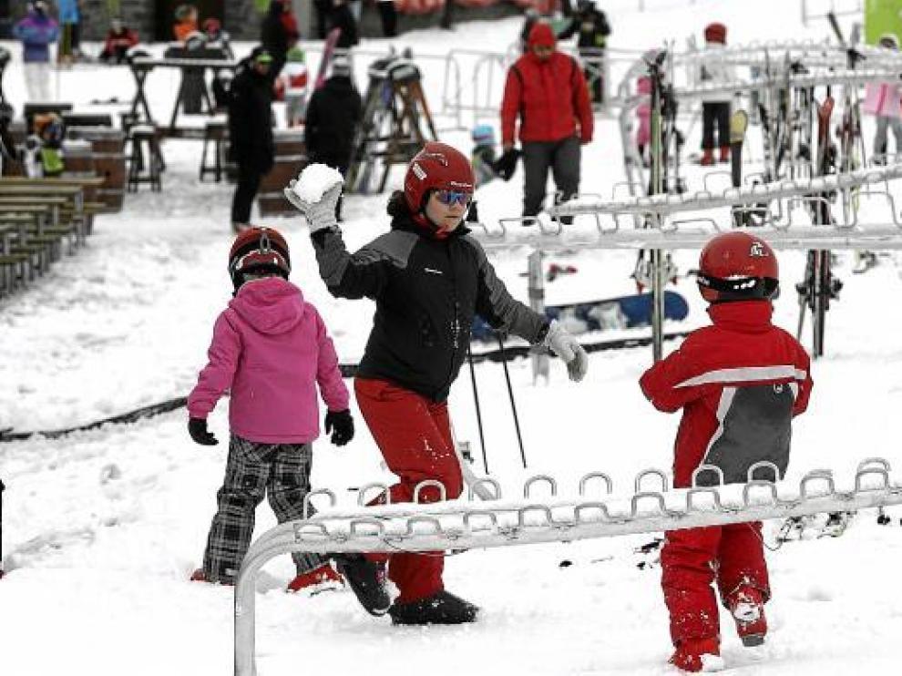 Un grupo de esquiadores disfrutando del final de la campaña de Navidad ayer en Formigal.