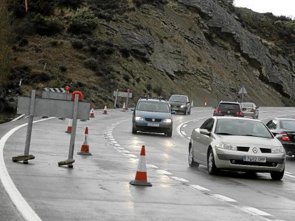 Los vehículos tuvieron que circular con precaución a la altura del desprendimiento de Monrepós.