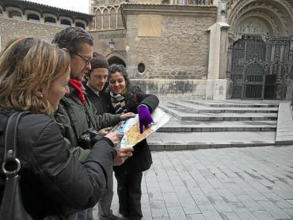 Un grupo de turistas, frente a la catedral de Teruel.