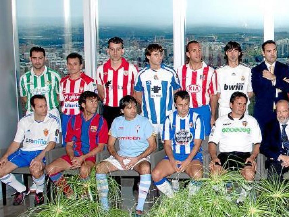 El ex jugador del Real Zaragoza Jesús Seba (abajo a la izquierda) participó en el partido de presentación de la Liga de Fútbol Indoor.