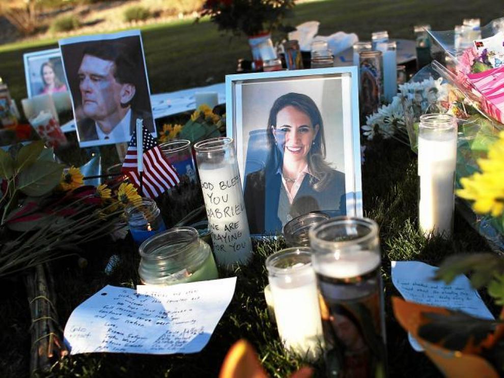 Retratos de la congresista herida Gabrielle Giffords y el juez federal asesinado John Roll, en Tucson, Arizona.
