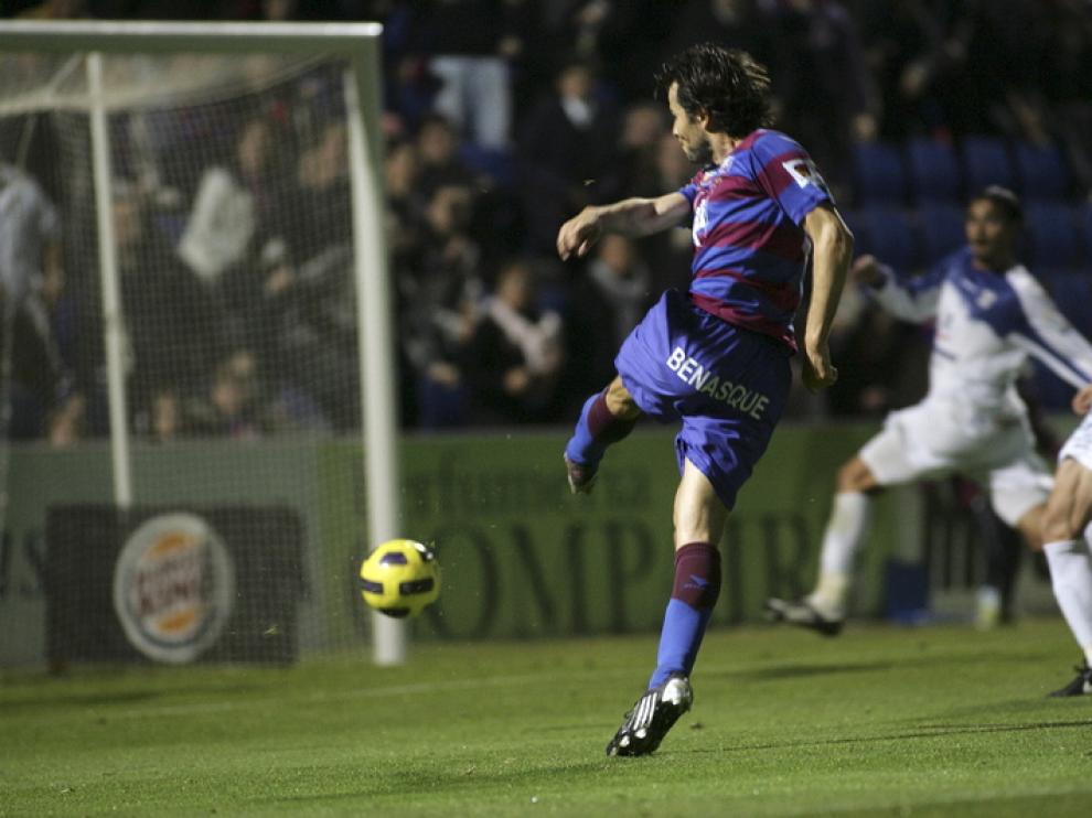 Juanjo Camacho dispara a puerta.
