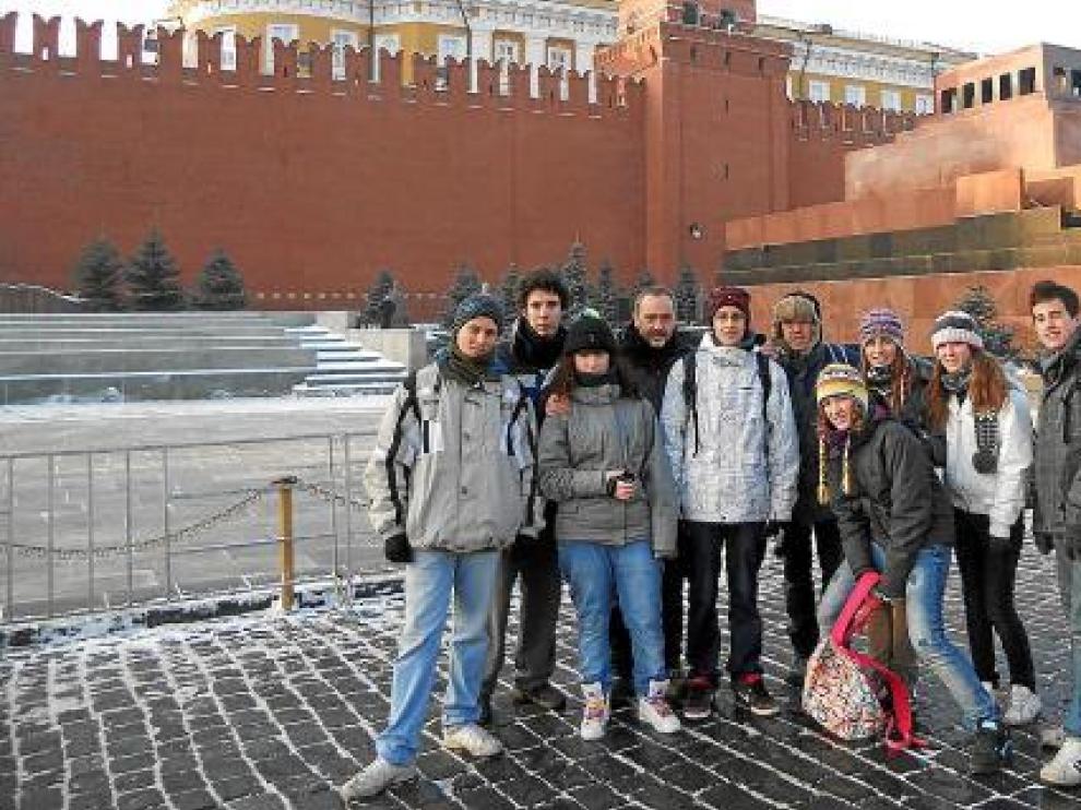 Los alumnos del grupo Pirineos Teatro, en su reciente viaje a Moscú.