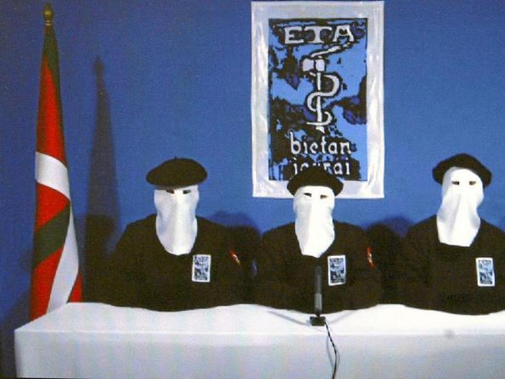 Tres terroristas encapuchados